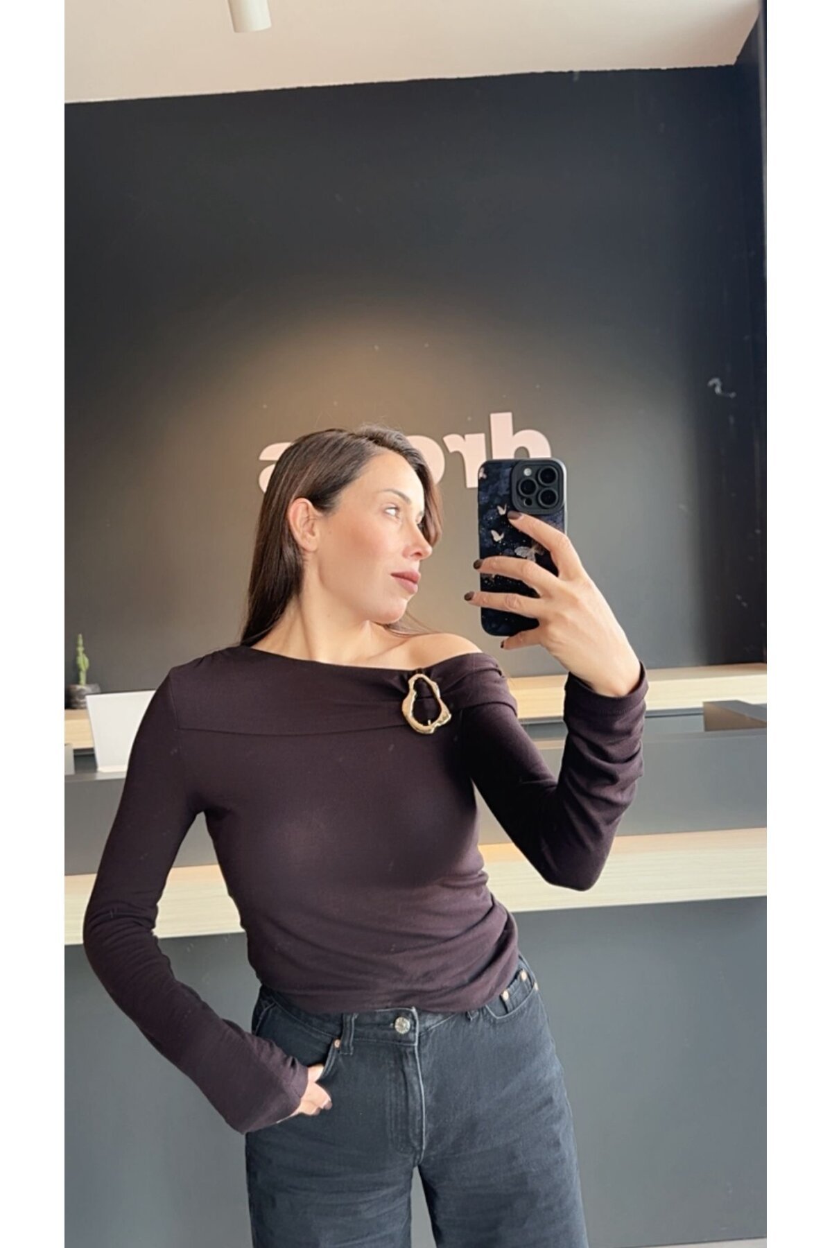 Kadın Omuz Dekolteli Broş Detaylı Body