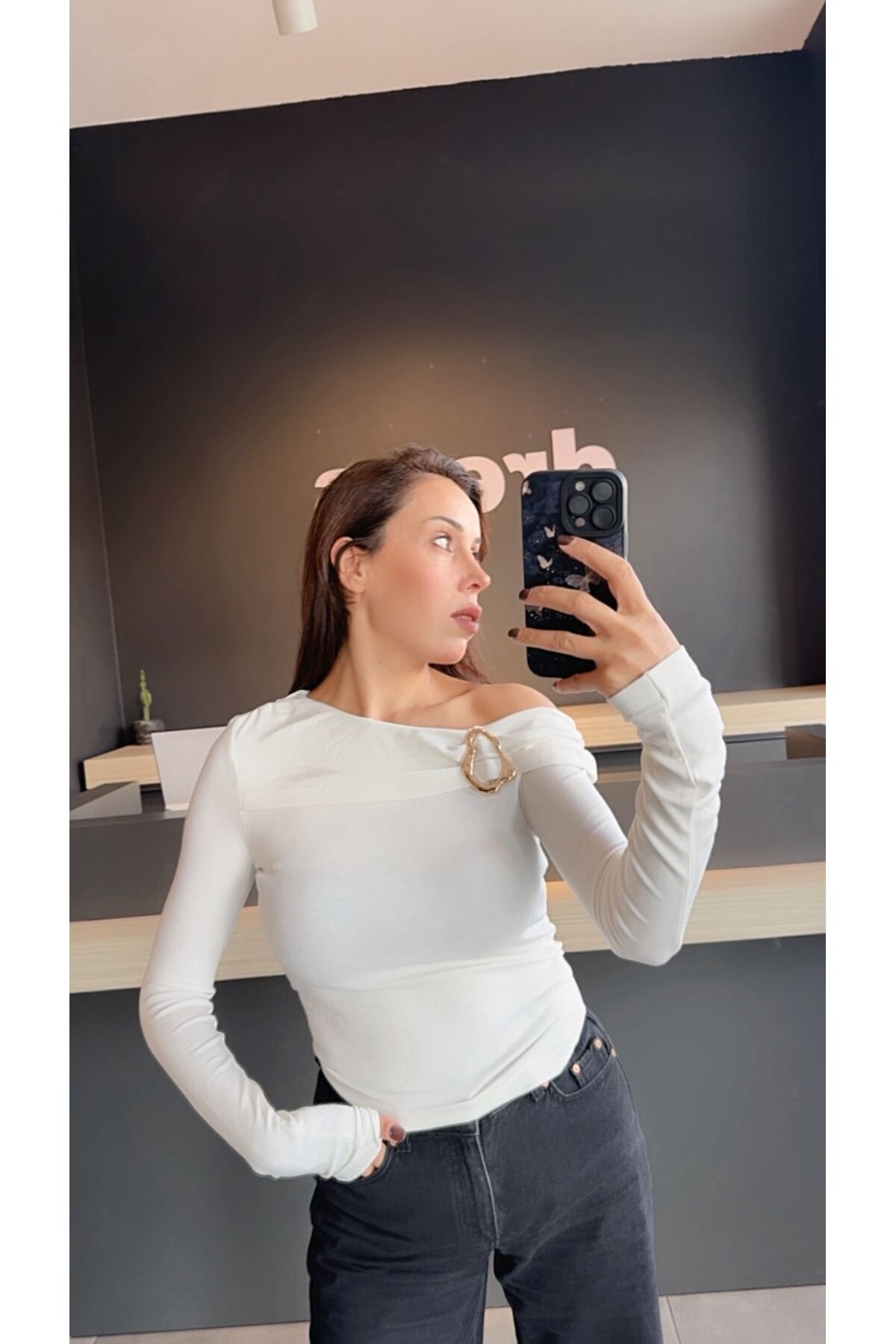 Kadın Omuz Dekolteli Broş Detaylı Body