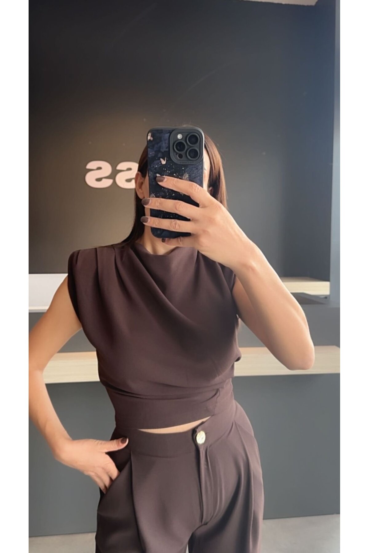 Kadın Omzu Vatkalı Drape Detaylı Bluz Havuç Pantolon  Kahve İkili Takım