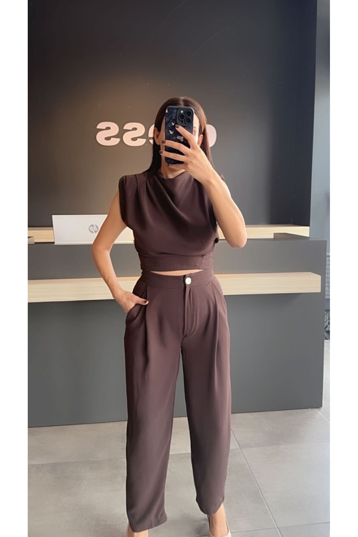 Kadın Omzu Vatkalı Drape Detaylı Bluz Havuç Pantolon  Kahve İkili Takım