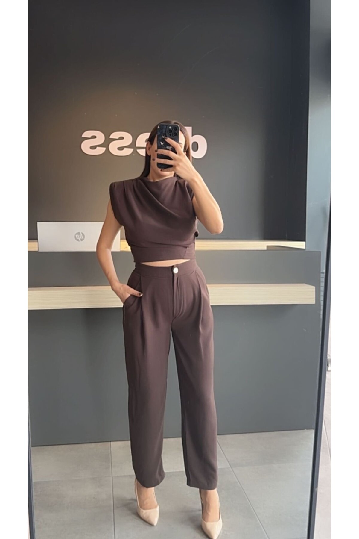 Kadın Omzu Vatkalı Drape Detaylı Bluz Havuç Pantolon  Kahve İkili Takım