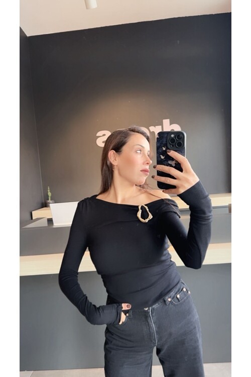 Kadın Omuz Dekolteli Broş Detaylı Body