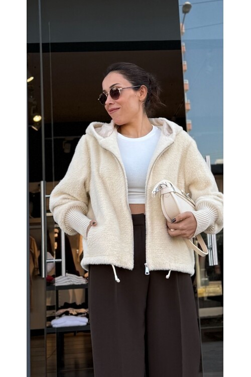 Kadın Önden Fermuarlı Kopşonlu Peluş Mont